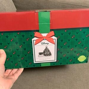 Scentsy Christmas with Disney warmer Mickey new in box
